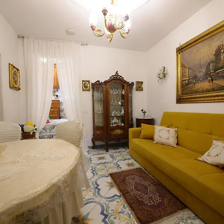 Giallo Napoletano דירה נאפולי