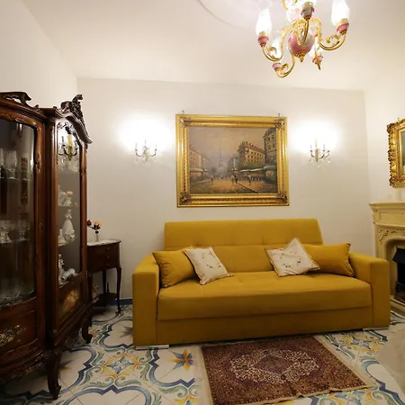 Giallo Napoletano דירה נאפולי