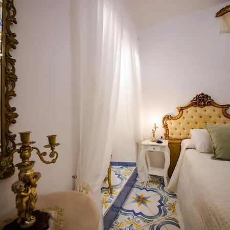 Giallo Napoletano נאפולי
